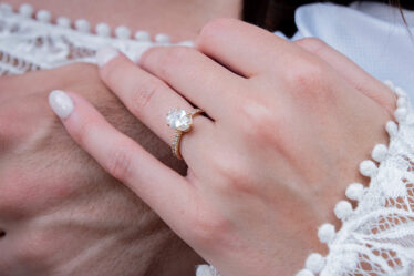 First time diamond shoppers looking for an engagement ring need to read this checklist about what to do and not to do.