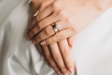 how to buy an engagement ring at the last minute - engagement ring checklist